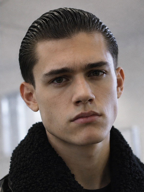 Slick back con barba folta