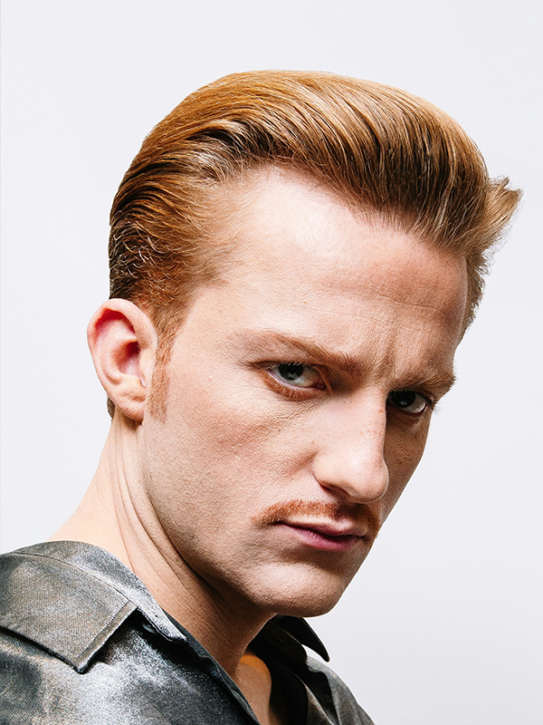 Slick back middle part, capelli divisi al centro e portati all'indietro